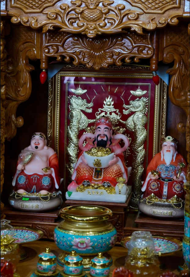 Thờ Thổ Địa và Thần Tài chung một bàn thờ